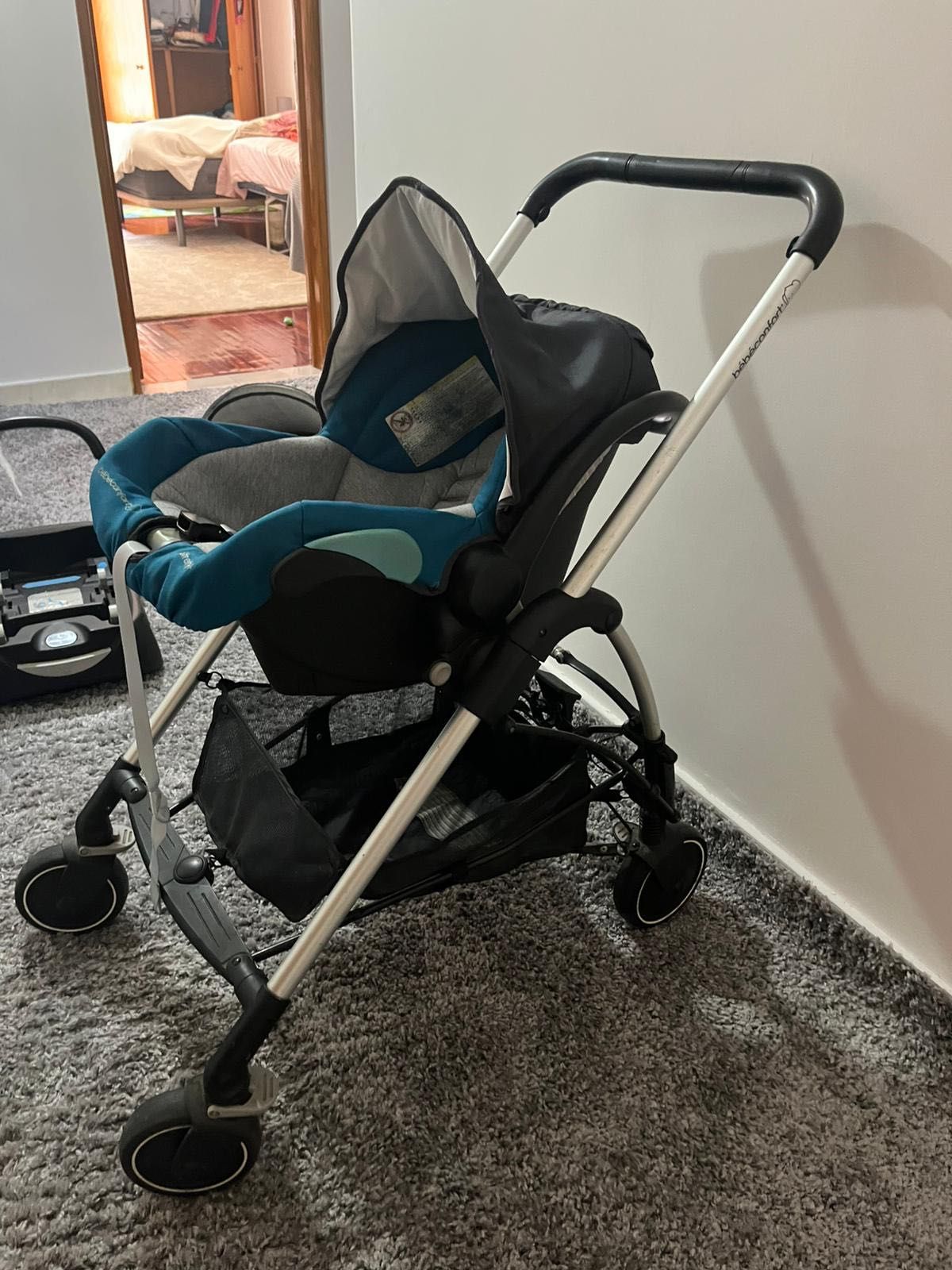 carrinho de bebê usado e limpo