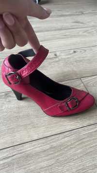 Продам нові туфлі шкіряні рожевий колір