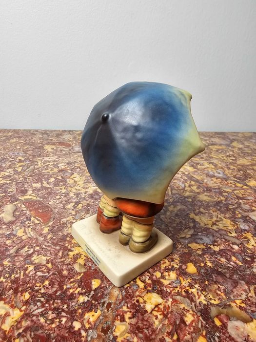 Urocza Figurka porcelana Goebel Hummel #71/2/0 "Ulewa" 11 cm Niemcy
