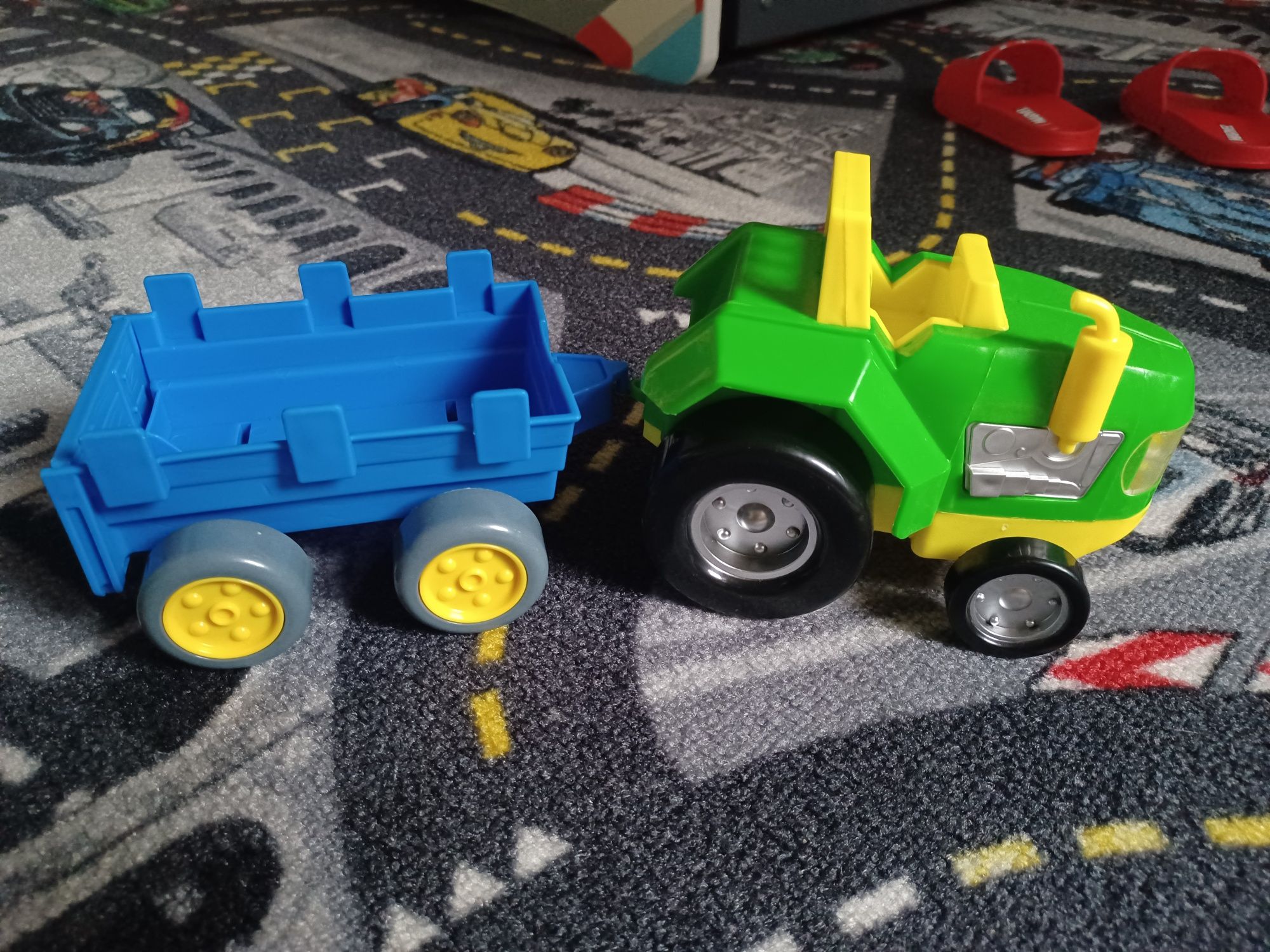 traktor z przyczepą