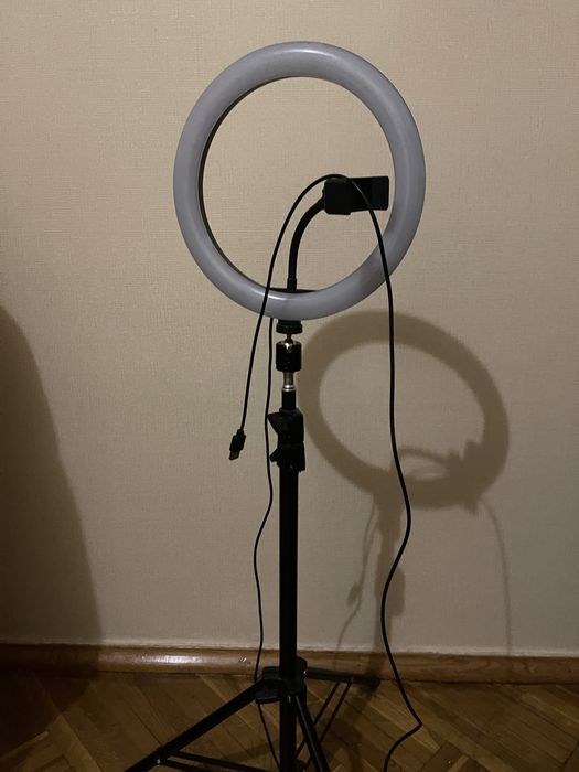 Лампа RGB+ White кільцева штатив