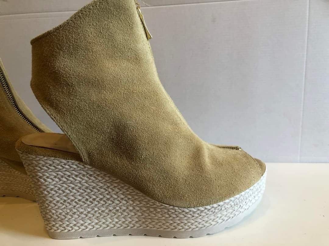Eleganckie botki na koturnie naturalna skóra kolory