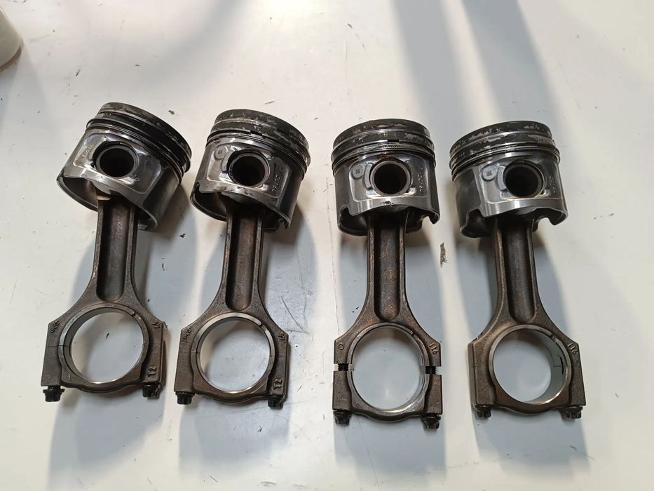 Piston / Pistons - BMW 2.0 Diesel ( N47 )