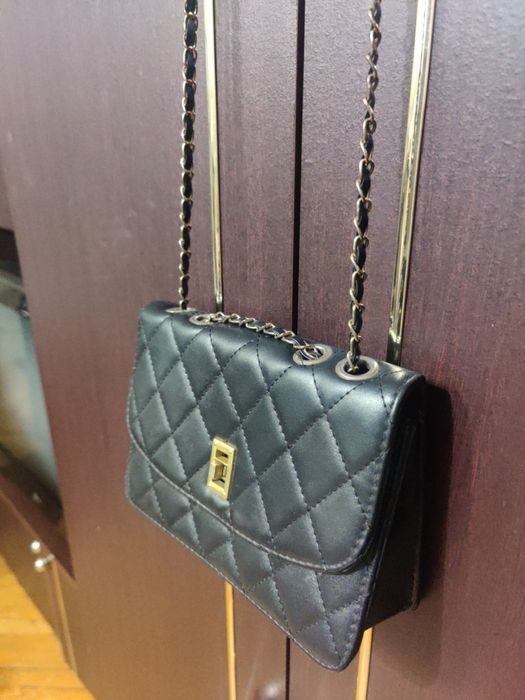 класна невелика жіноча сумочка на ланцюжку на одне відділення