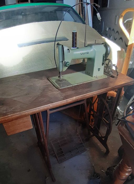 Máquina costura Oliva. Com motor.