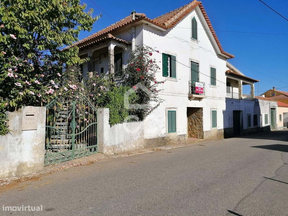 Moradia T5 em Vermelha – Cadaval, com Garagem, Adega e Terreno.