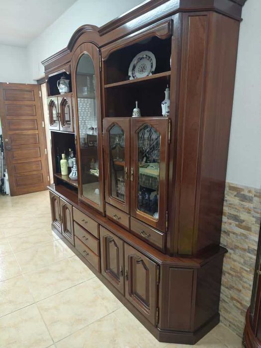 Móvel Clássico e Mesa e Cadeiras