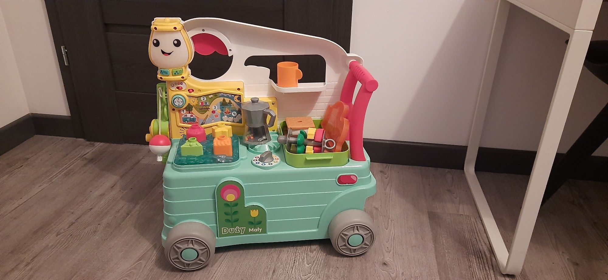 Wesoły kamper Fisher Price, pchacz