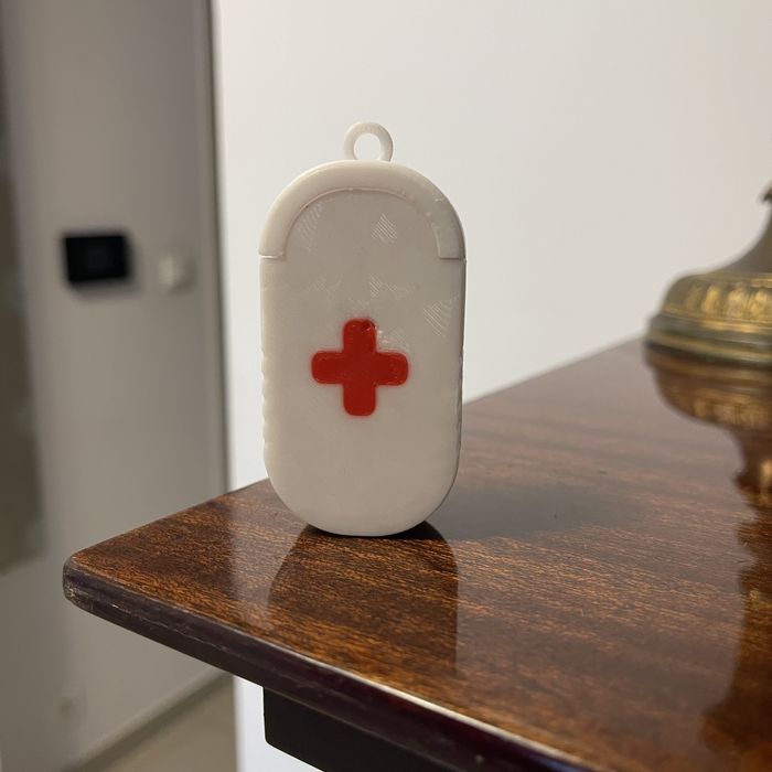 Pojemnik przenośny na lekarstwa – apteczka z krzyżem