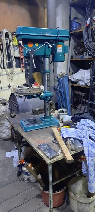 Свердлильний станок на 12 швидкостей.