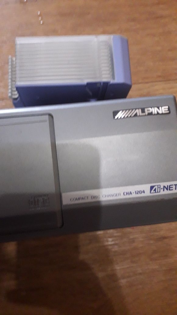 CD-чейнджер Alpine CHA-1214 на 12 дисков.