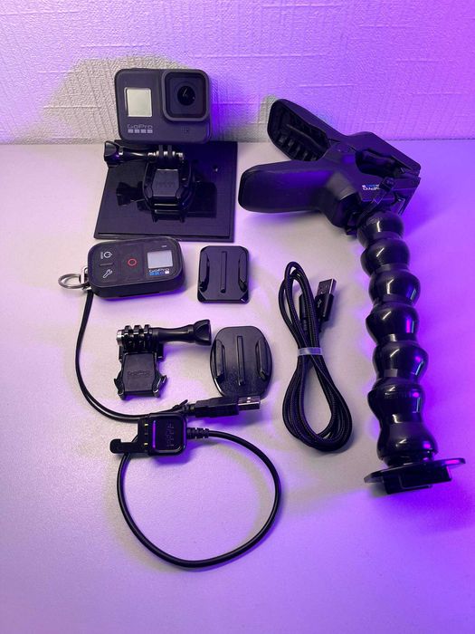 Екшн-камера GoPro Hero 8 з кріпленням-подовжувачем.