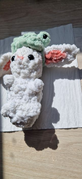 szydełkowny pluszak królik z czapeczka żaby