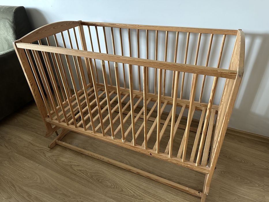 Drewniane łóżeczko dziecięce/niemowlęce z kołyską/bujaniem