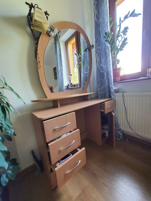 Toaletka z dużym lustrem i oświetleniem