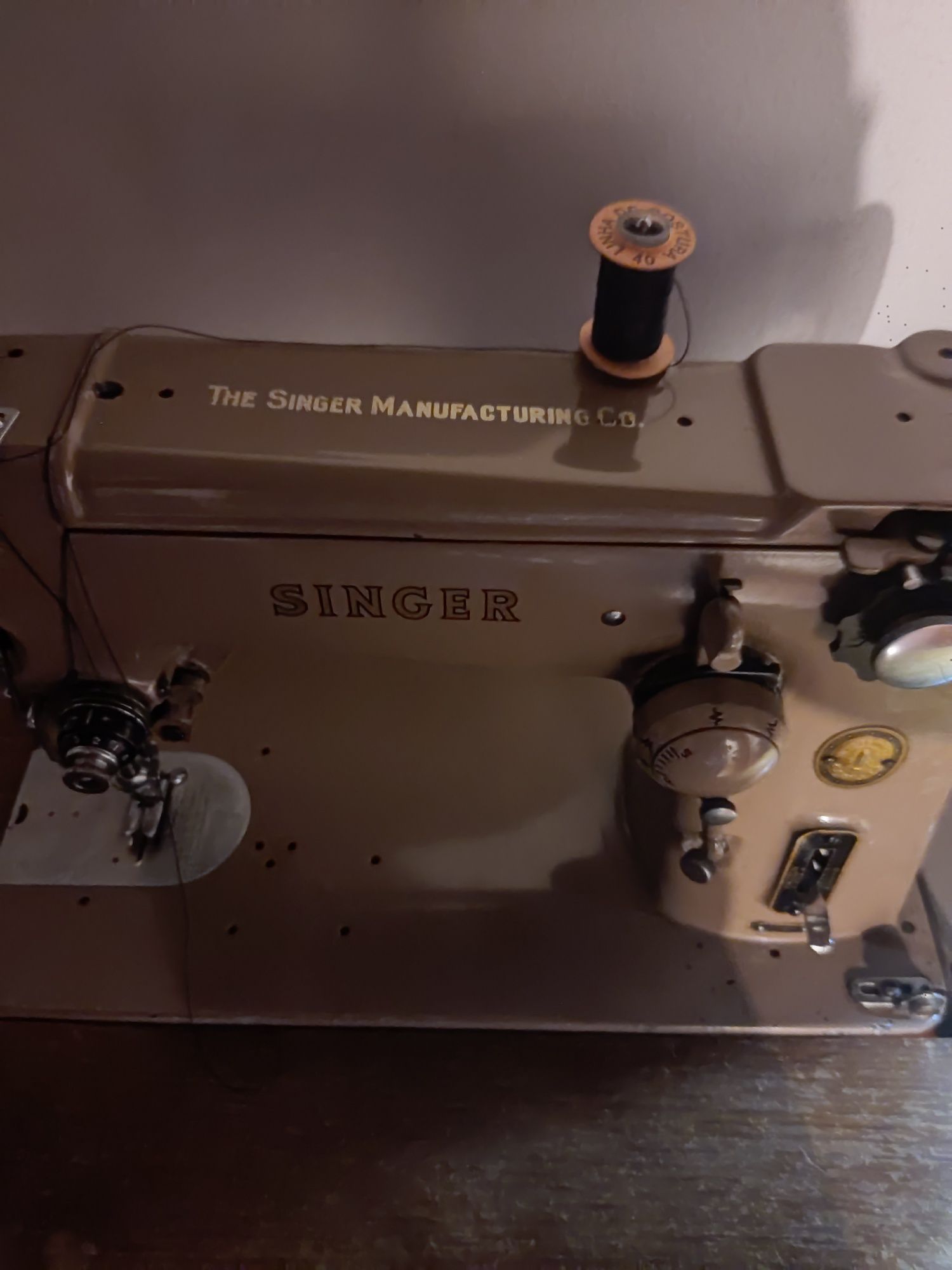 Máquina de costura singer
Tem algumas marcas de uso na madeira m