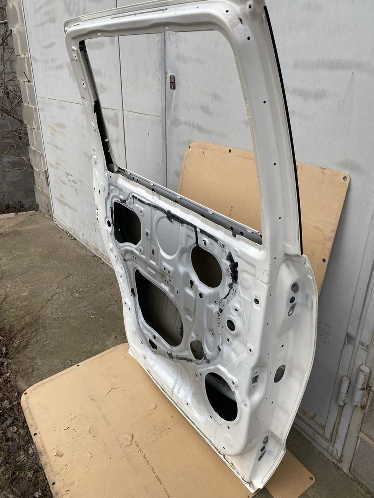 Дверка Ліва Зад. Toyota Sequoia Platinum 2007-2022