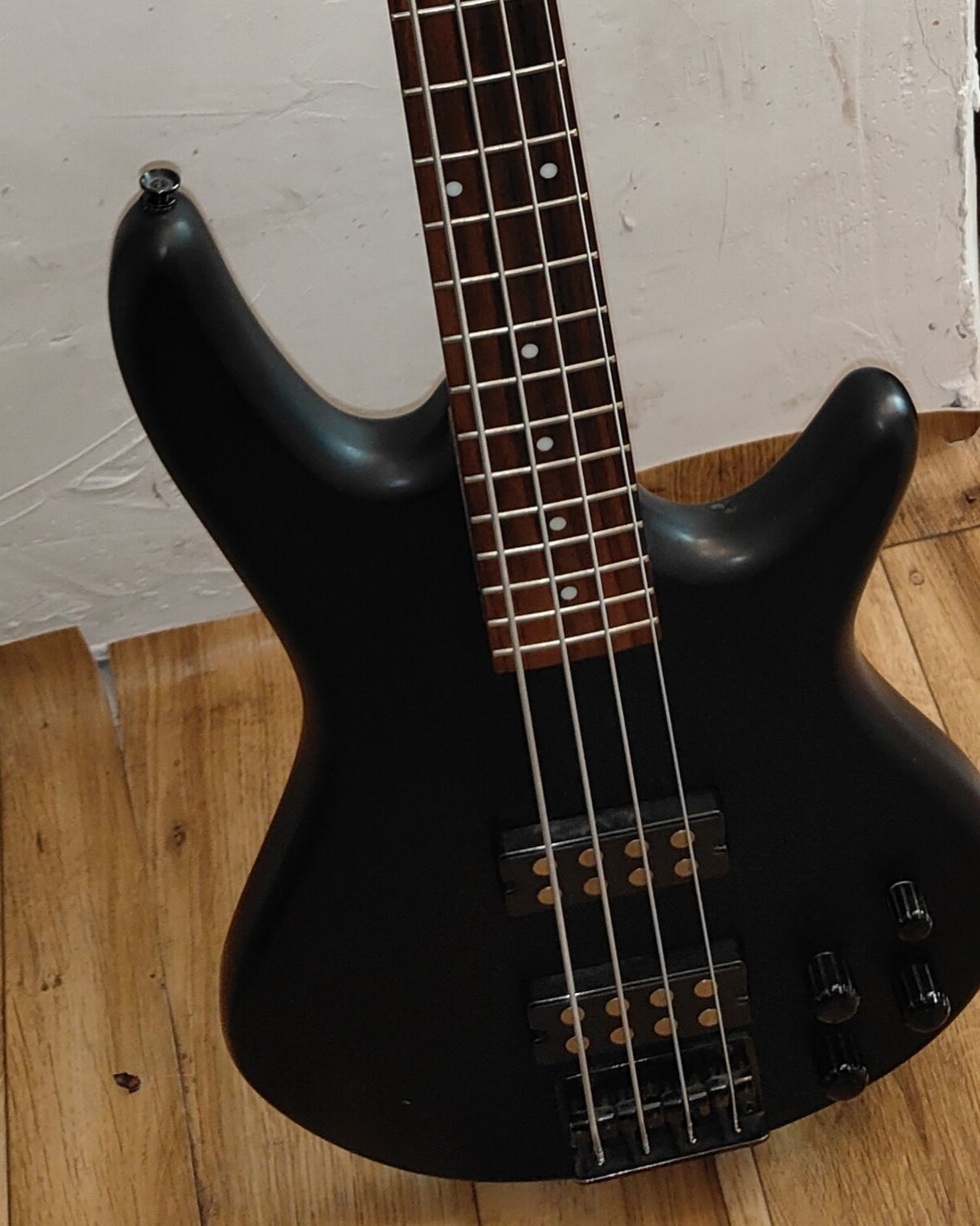 Ibanez Soundgear Gio Gitara basowa z pokrowcem plecakiem