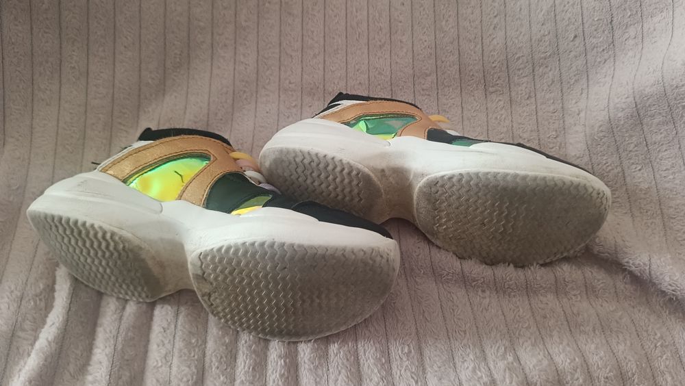 114. Lekkie adidasy dla dziewczynki