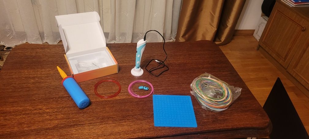 Pisak 3d z filamentem i podkładką gumową