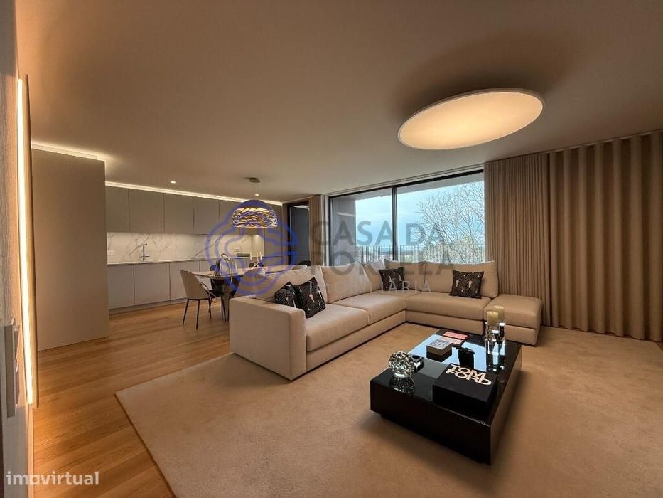 T4, 3 casas de banho, suite, varanda, ar condicionado, cozinha mobilia