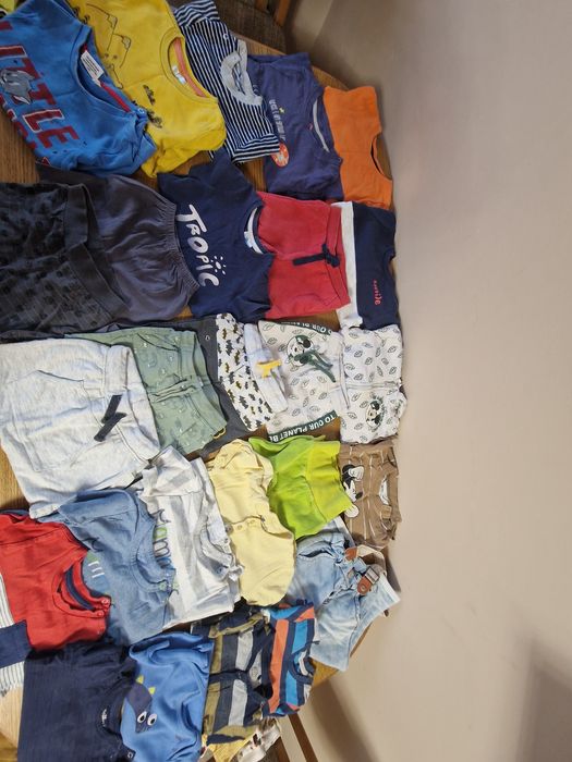 Paka ubrań dziecięcych.