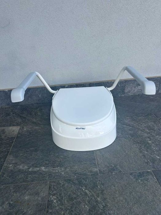 Elevador de sanita com apoios de braços