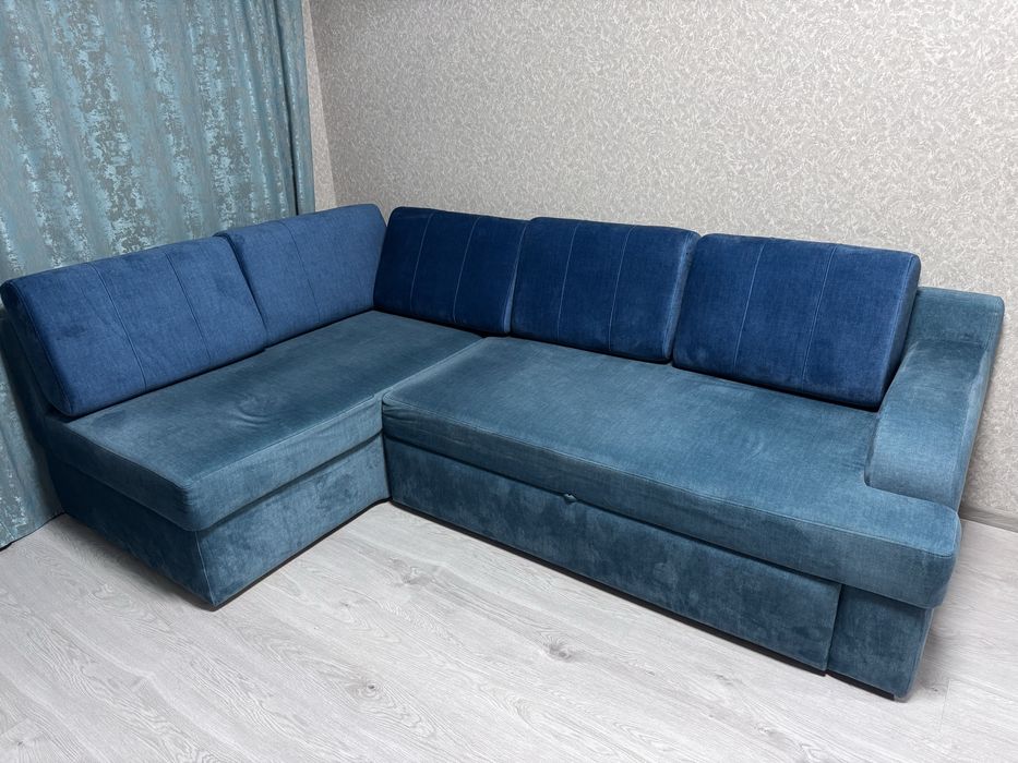 Диван кутовий ( смарагдового кольору)