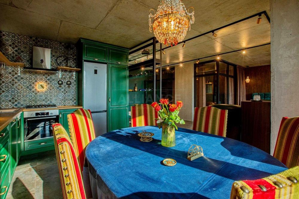 Шикарна квартира з дизайнерським ремонтом