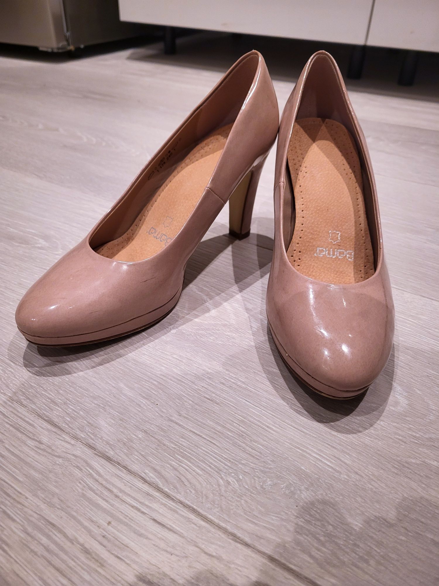 Buty lakierowane na obcasie