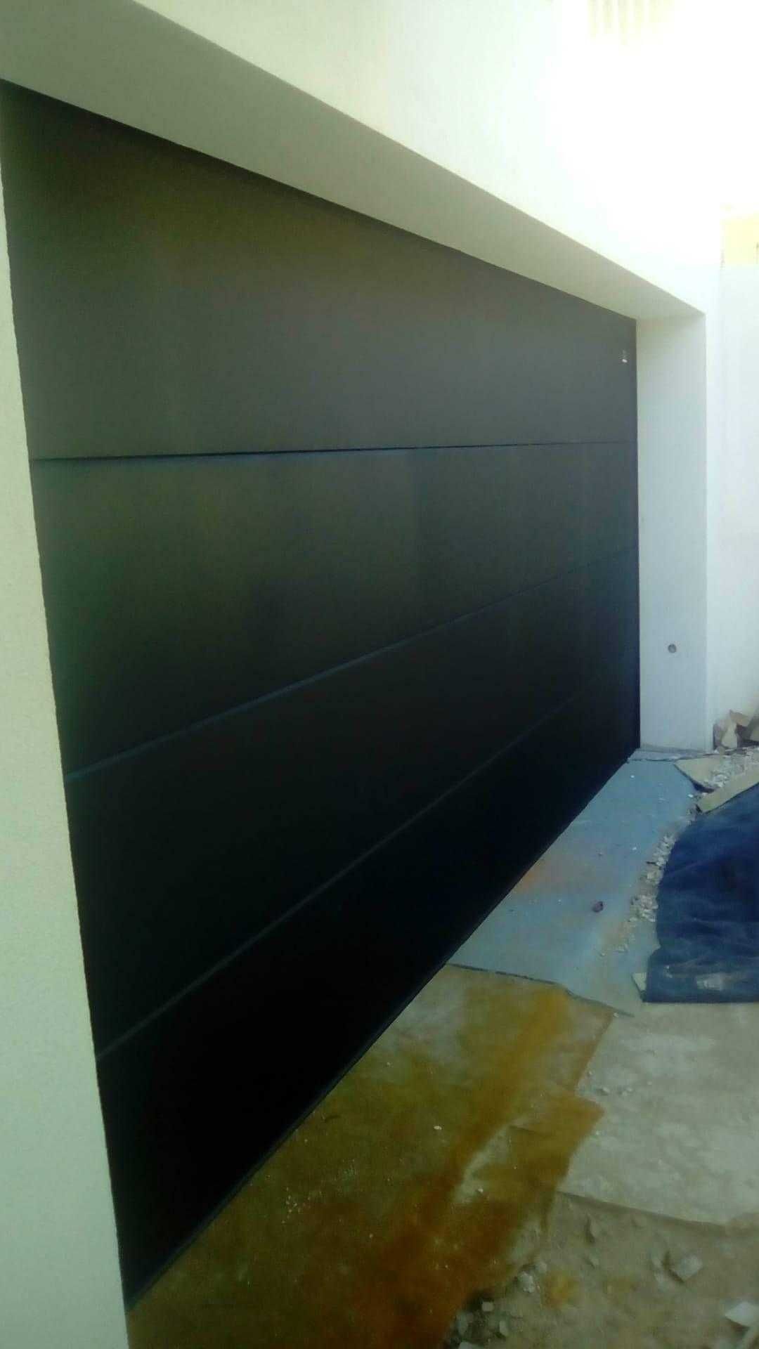 Portão em painel liso seccionado, cinza ral7016