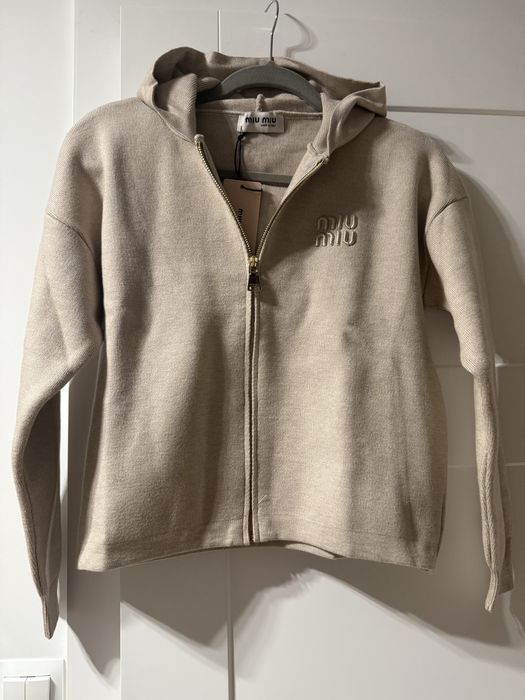 Beżowy dzaianinowy komplet ze spódniczką z kaszmiru. r L