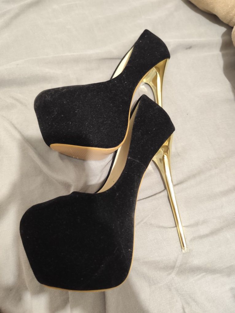 Sapatos de salto alto