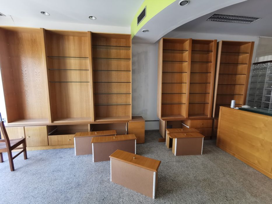 Montagem de móveis e equipamentos.