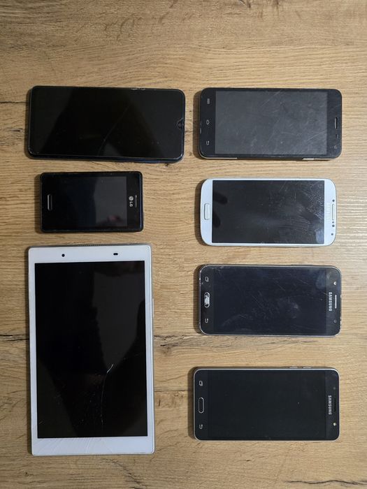 Zestaw uszkodzonych telefonów