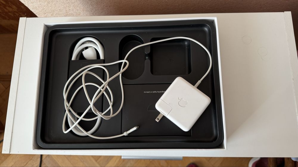 Продаю MacBook Pro Retina 13” (кінець 2013 року). Працює через HDMI