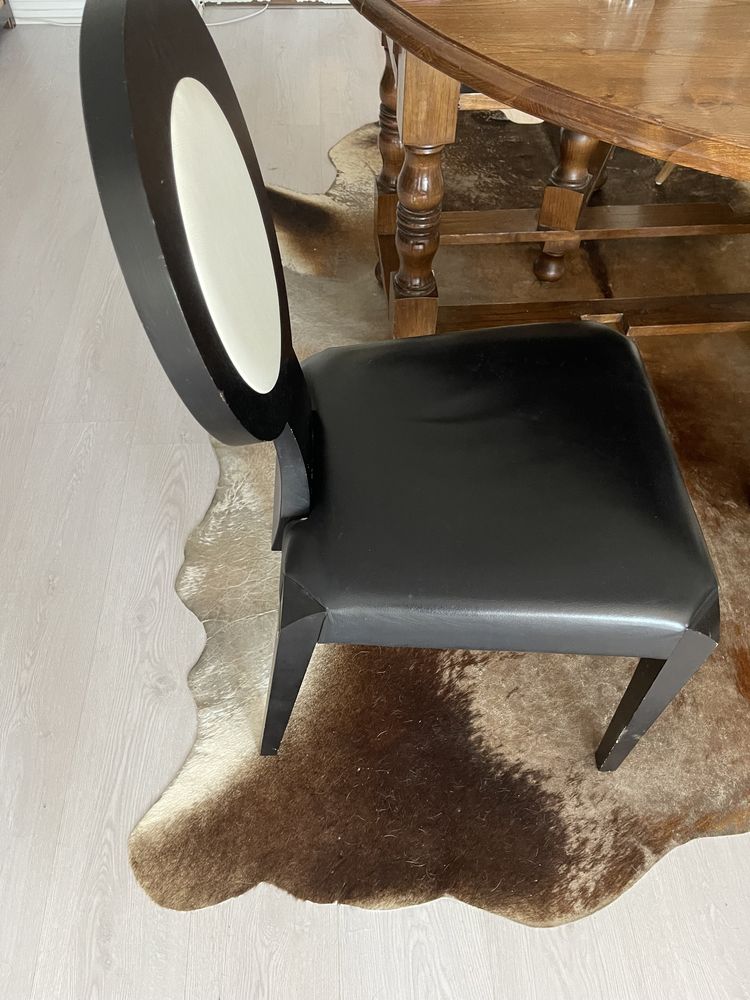 4 cadeiras Jomasil em pele preta e branca e madeira
