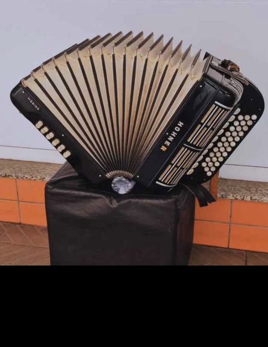 Para venda Concertina hohner morino  toda restaurada em fã lá ré
