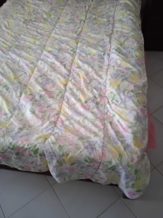 Colcha e cortinados para quarto de jovem