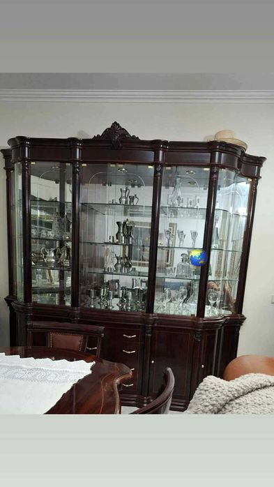 Cristaleira e móvel aparador