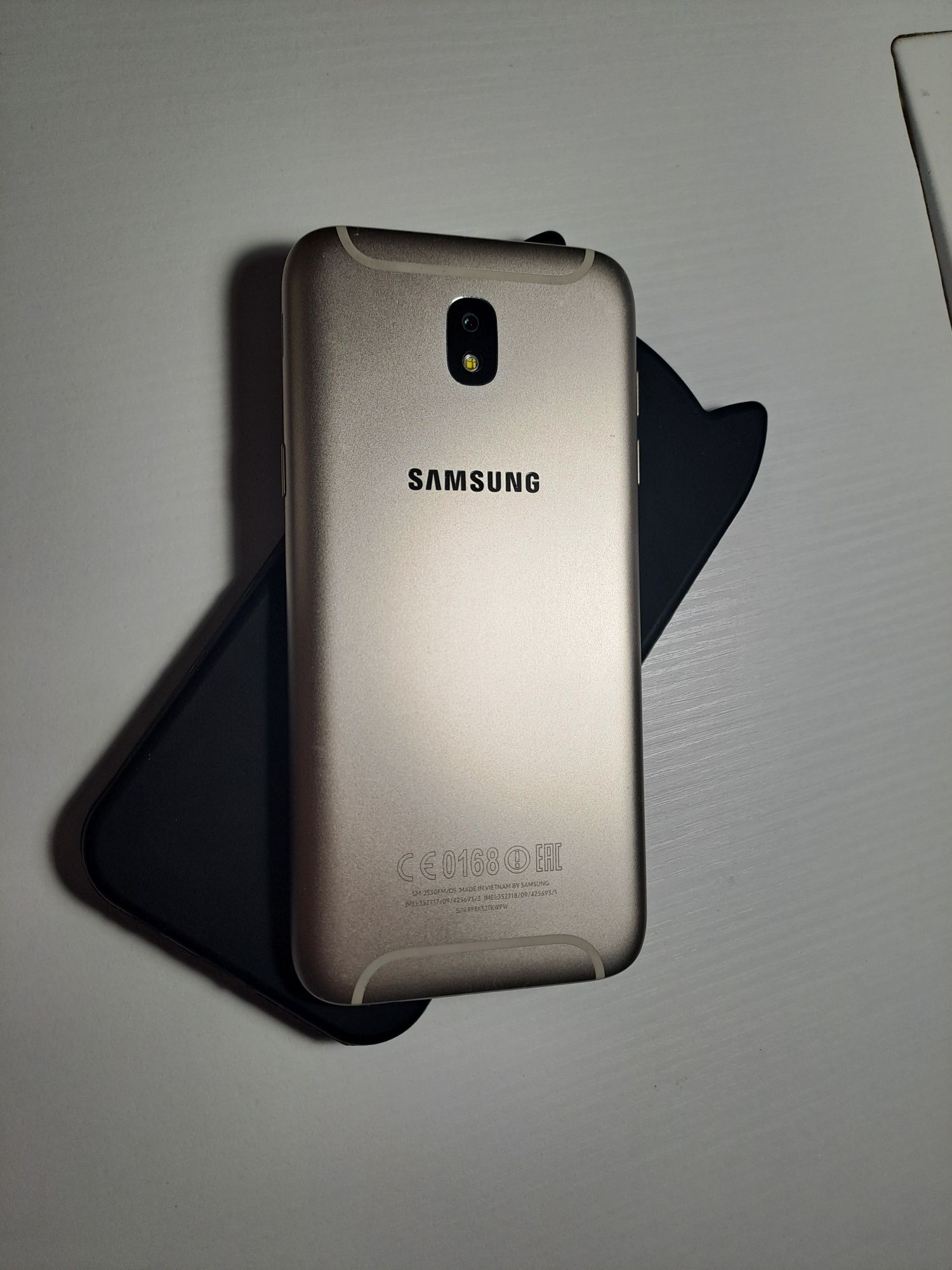 Смартфон Samsung SM-J530F Gold