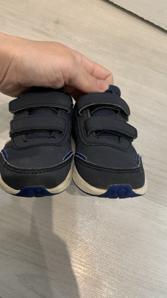 Кросівки adidas на хлопчика 23 розмір