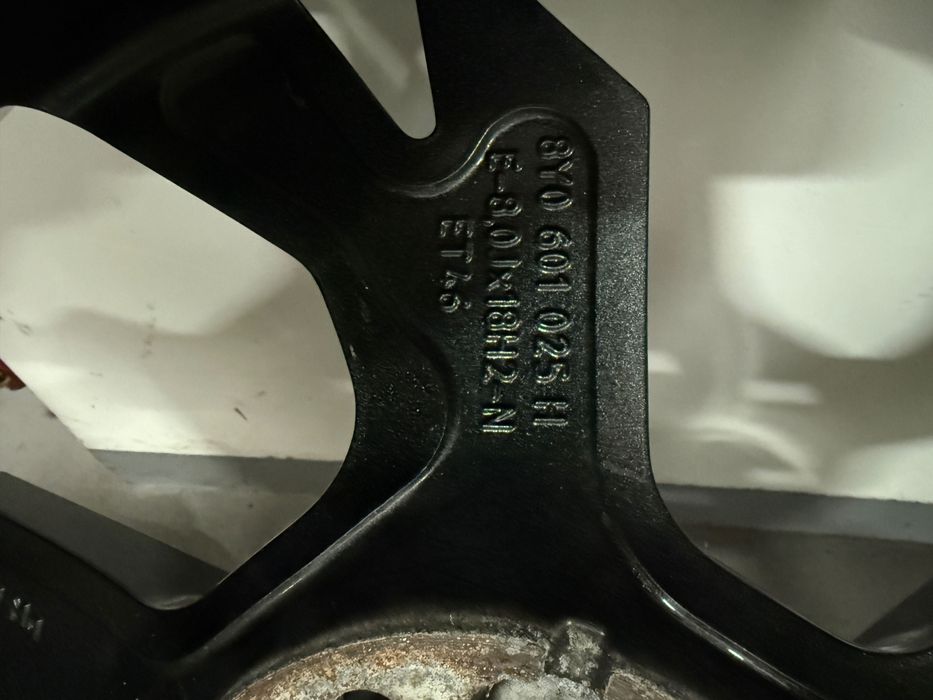 ALUFELGI AUDI A3 S3 8Y0 S-Line Oryginalne Letnie 18 BiColor