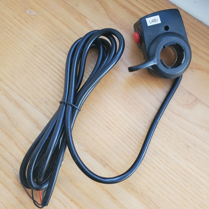 Важільна ручка газу з индикатором заряда  і кнопка пуска