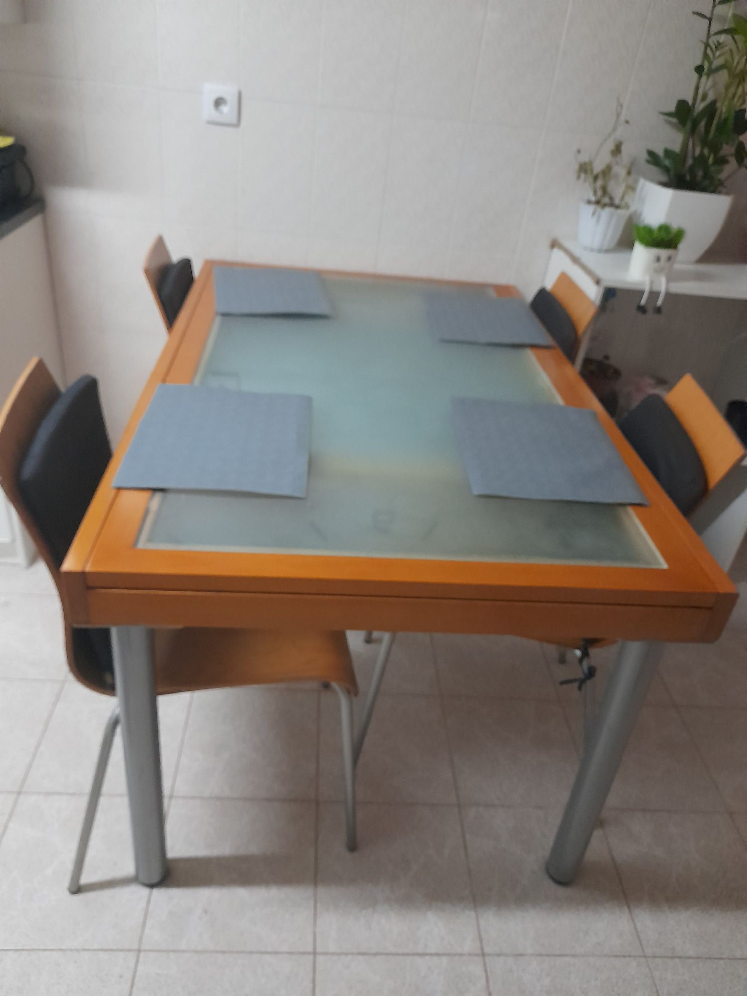 Mesa de cozinha extensível com 6 cadeiras