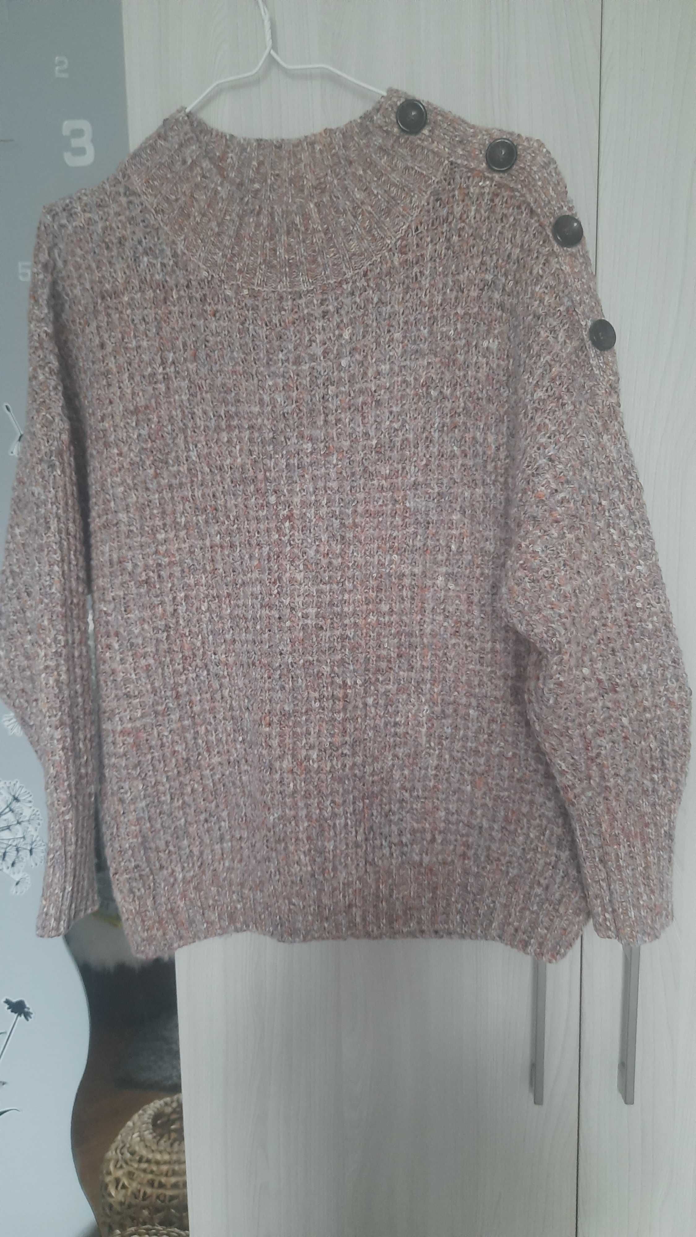 Obszerny swetr kolorowy.