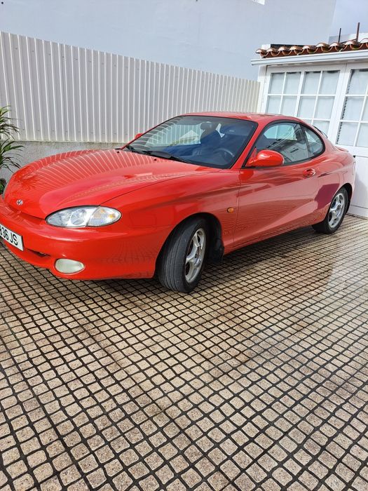 Hyundai coupe vermelho