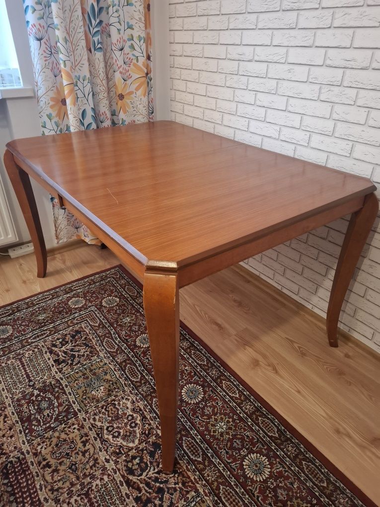 Rozsuwany drewniany stół