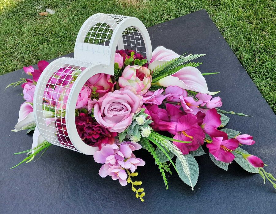 Kompozycja kwiatowa na grób cmentarz stroik serce ikebana Z404