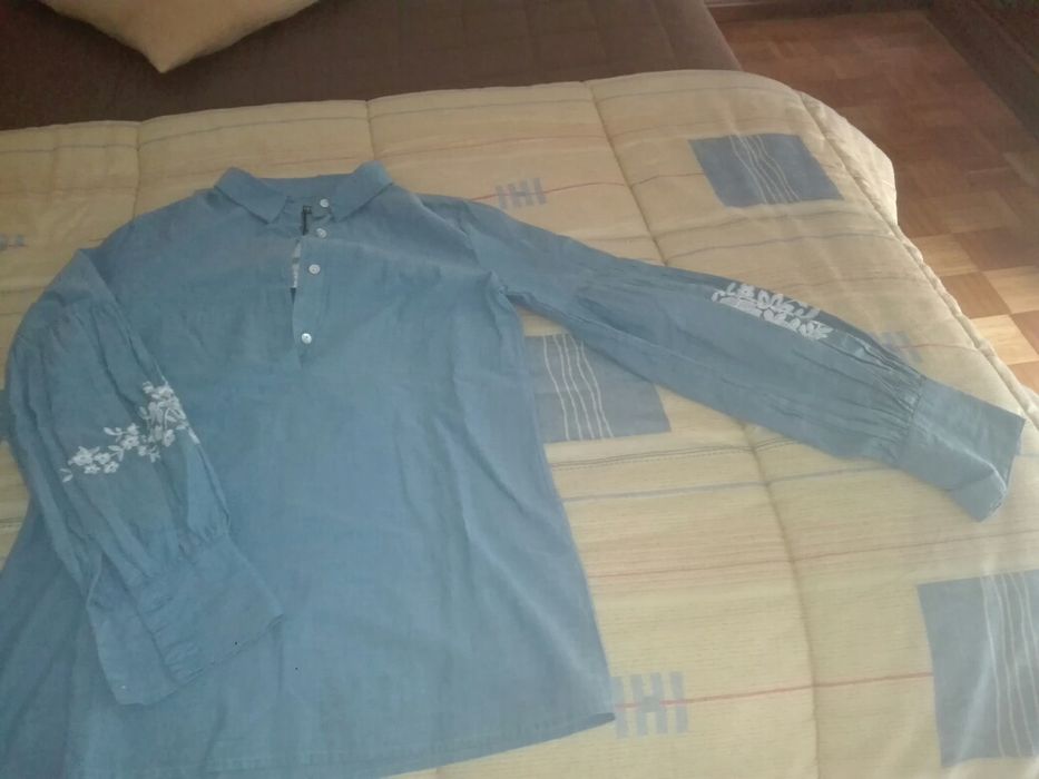 Camisa nova com mangas bordadas